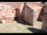 01500 ostia - regio ii - insula vi - casa del soffitto dipinto (ii,vi,5-6) - via della corporazzioni - 2. laden von norden - bli ri osten - 09-2022.jpg